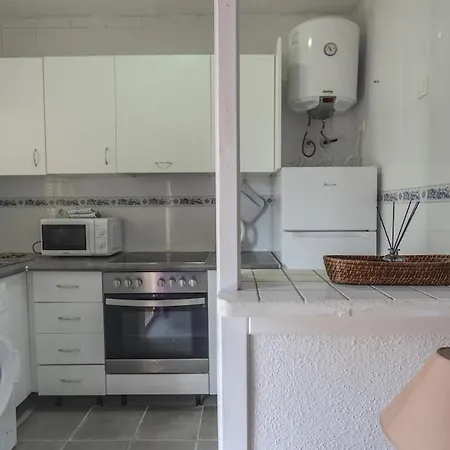 Spacious 1 Bedroom With Salt Views *